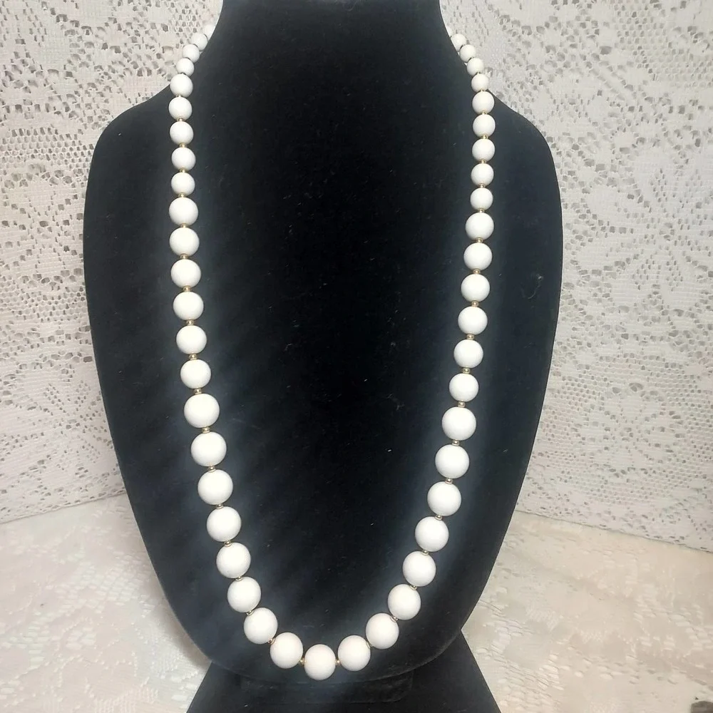 Vintage Monet Necklace White Round Graduated Beads Costume‎ Jewelry
